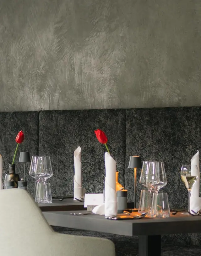Hotel Ratschingserhof in Ratschings – Elegant gedeckter Tisch im Restaurant | Wellnesshotel Ratschings