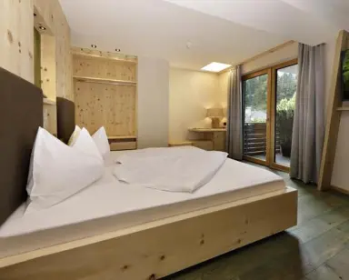 Hotel Ratschingserhof in Ratschings – Komfortables Doppelzimmer mit Holzelementen und Balkon | Wellnesshotel Ratschings