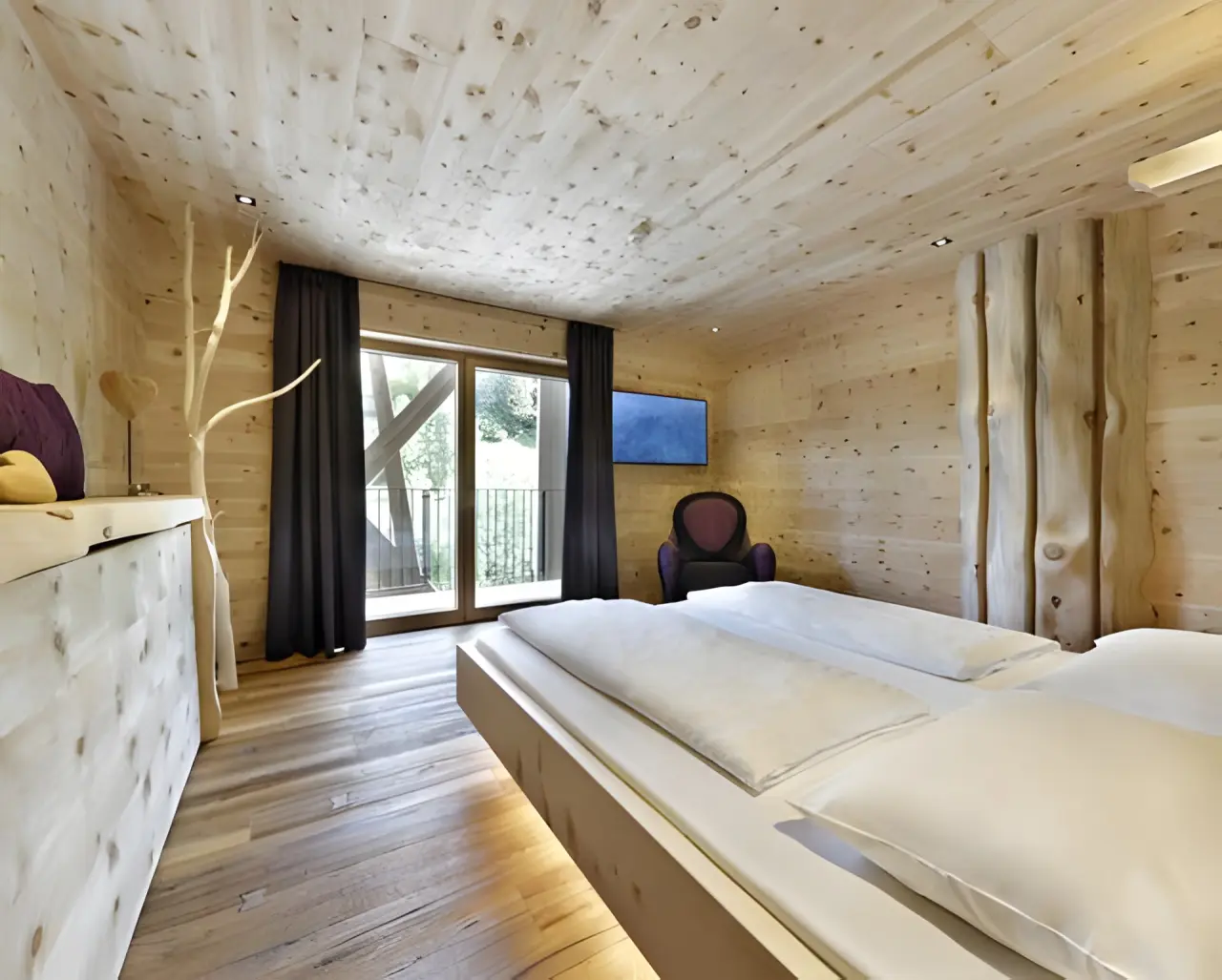 Hotel Ratschingserhof in Ratschings – Gemütliches Zimmer mit viel Holz und Balkonzugang | Wellnesshotel Ratschings