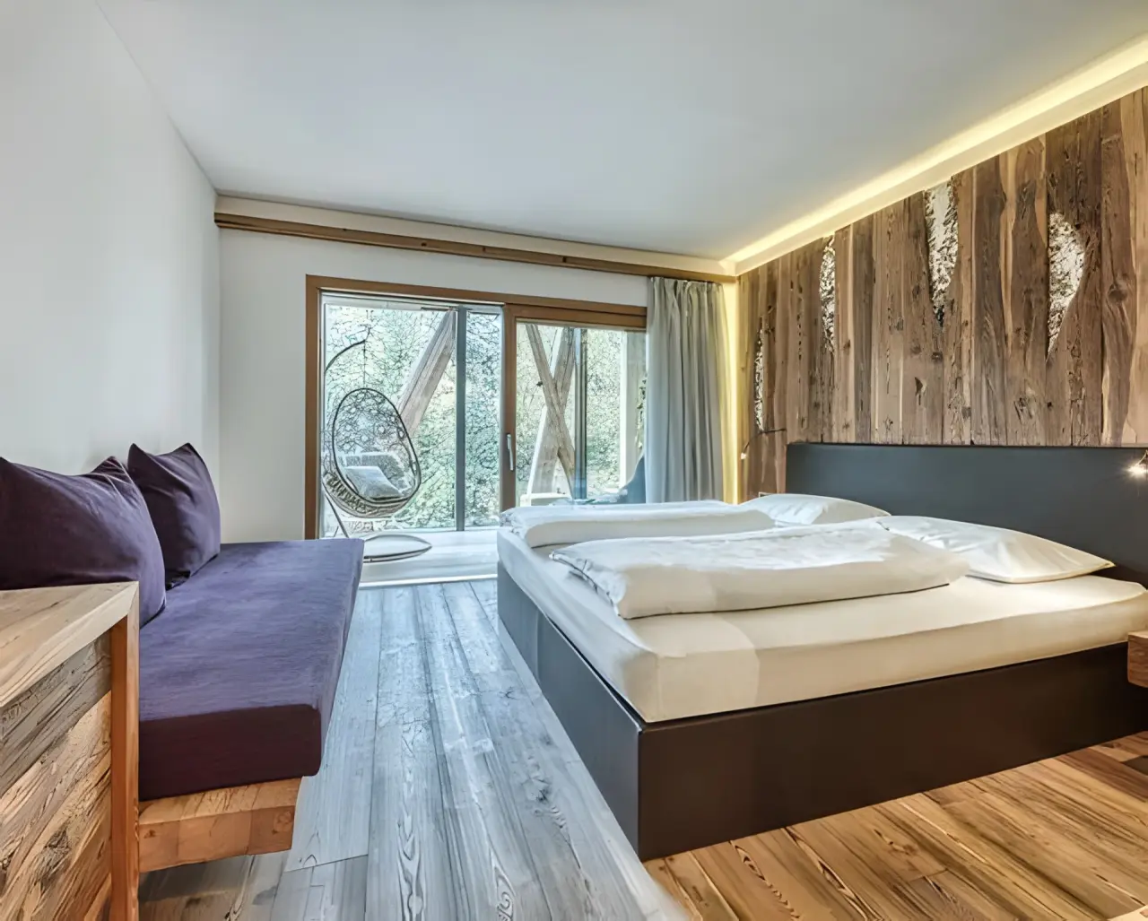Hotel Ratschingserhof in Ratschings – Stilvolles Doppelzimmer mit Sofa und Balkon-Hängesessel | Wellnesshotel Ratschings
