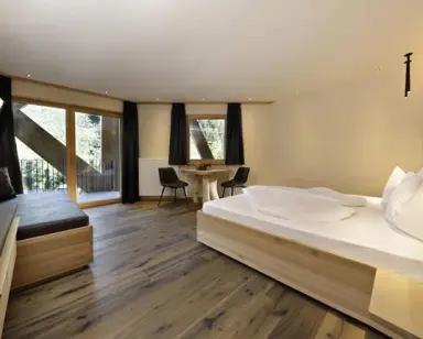 Hotel Ratschingserhof in Ratschings – Helles und geräumiges Doppelzimmer mit Balkon | Wellnesshotel Ratschings