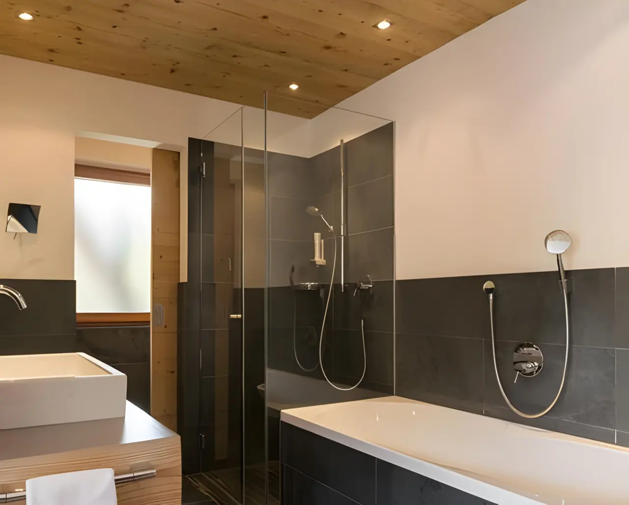 Hotel Ratschingserhof in Ratschings – Modernes Badezimmer mit Dusche und Badewanne | Wellnesshotel Ratschings