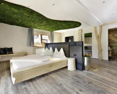 Hotel Ratschingserhof in Ratschings – Einzigartiges Zimmer mit Moosdecke und Holzboden | Wellnesshotel Ratschings