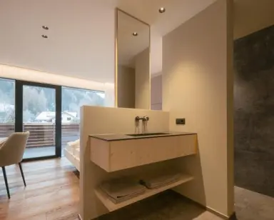 Hotel Ratschingserhof in Ratschings – Modernes Badezimmer im Zimmer mit Bergblick | Wellnesshotel Südtirol