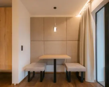 Hotel Ratschingserhof in Ratschings – Gemütlicher Essbereich im Zimmer mit modernem Design | Wellnesshotel Südtirol