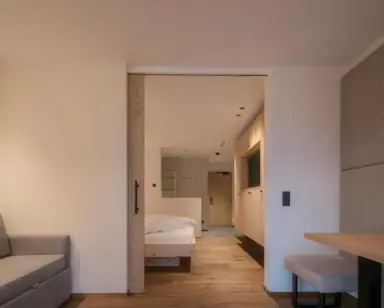 Hotel Ratschingserhof in Ratschings – Geräumige Suite mit offenem Wohn- und Schlafbereich | Wellnesshotel Südtirol
